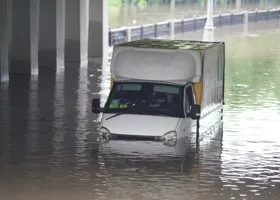 Москва ушла под воду: тропический ливень парализовал столицу