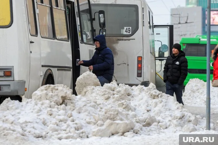 После начала расчистки снега на остановках появились навалы и сугробы