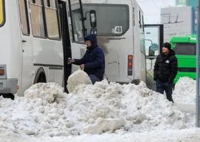 Жители Челябинска пожаловались на заваленные остановки после расчистки снега