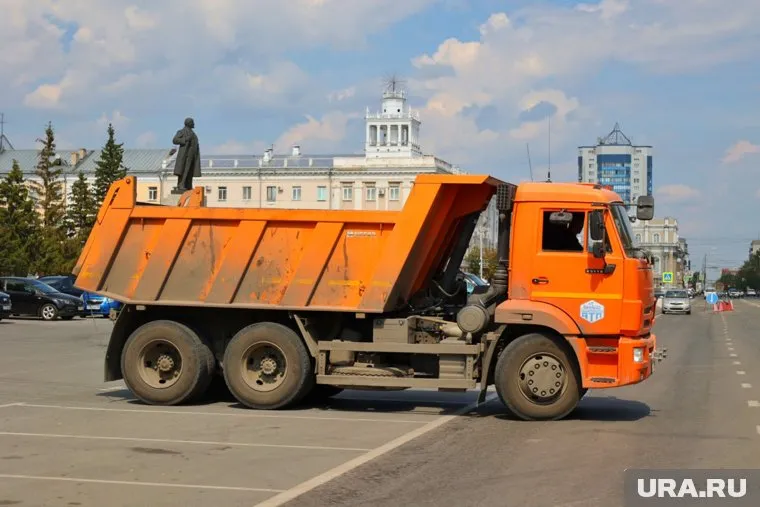 Неуправляемый грузовик успел остановить случайный прохожий