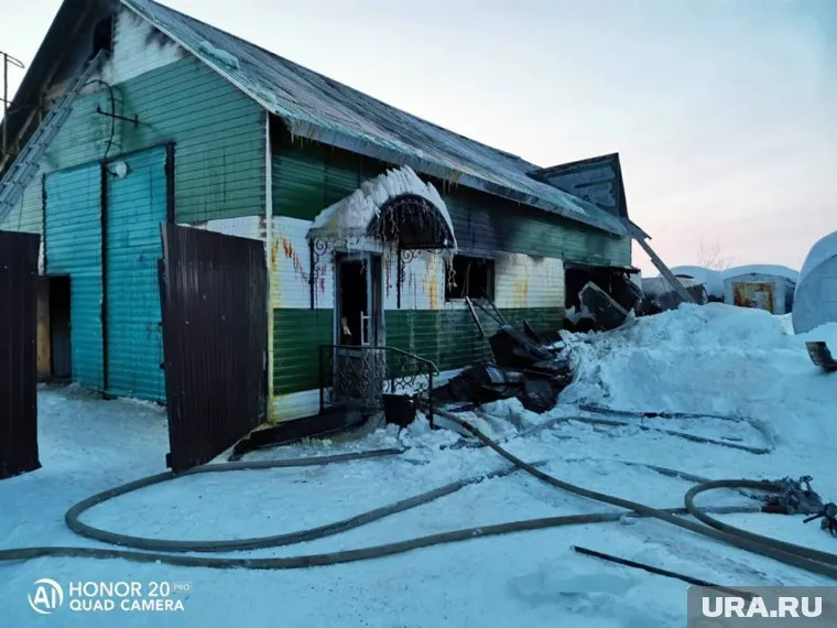 Изнутри здание магазина-склада в Лабытнанги выгорело полностью
