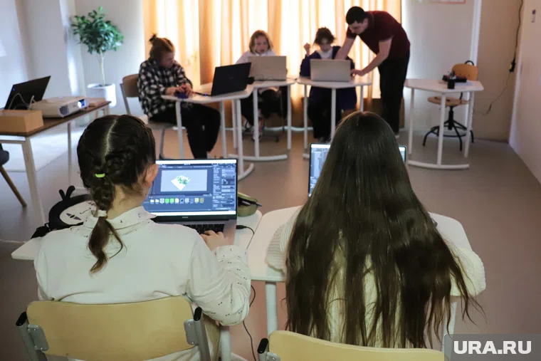 Школьники в России ежедневно пользуются электронными платформами