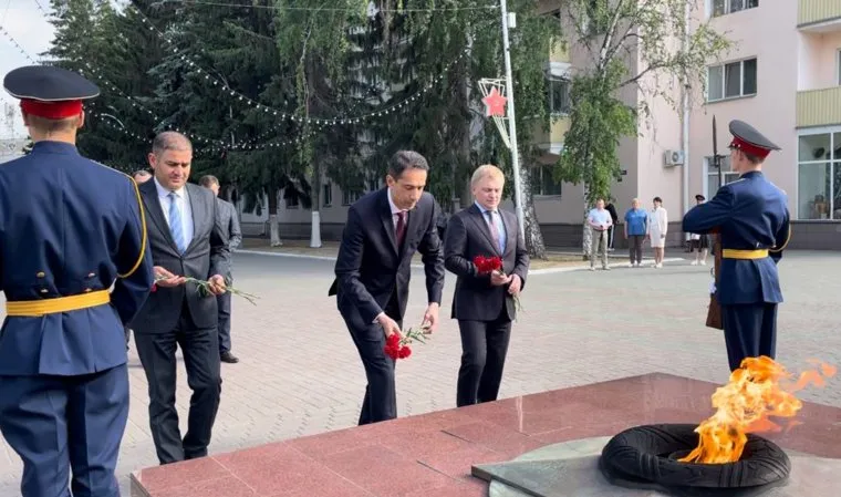 Азербайджанский посол Рахман Мустафаев (по центру) почтил память советских воинов