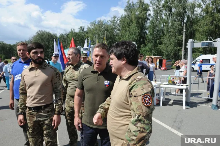 Денис Лапотышкин (в центре) с бойцами «Пятнашки»