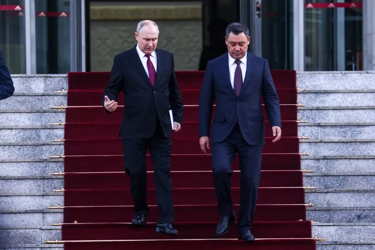 Владимир Путин на торжественном построении, посвященном 20-летию авиабазы в Киргизстане. Бишкек