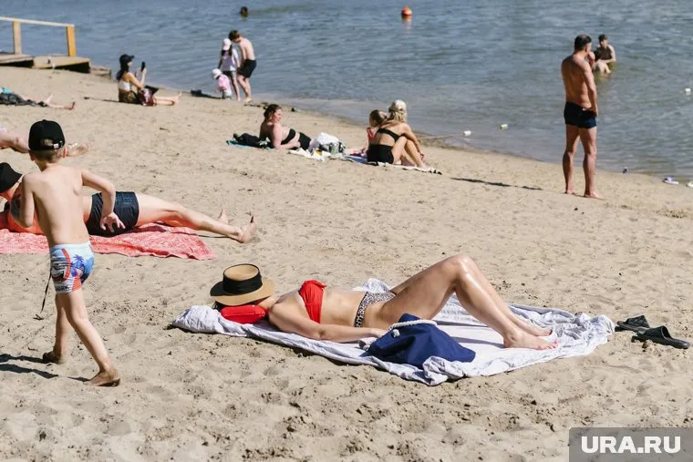 Жители Анапы идут отдыхать на пляж несмотря на запрет