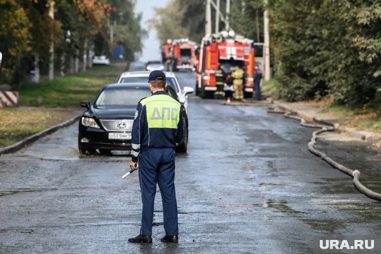 Если водитель повторно не остановился по требованию ДПС, то ему грозит лишение прав на шесть месяцев, следует из поправок