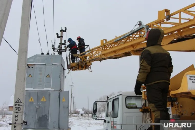 Энергетики уже сутки устраняют аварии в Курганской области, но ураган наносит новые повреждения ЛЭП