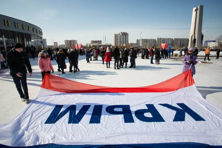 Митинг посвященный присоединению Крым к России. Сургут, крым наш, митинг, флаг крыма