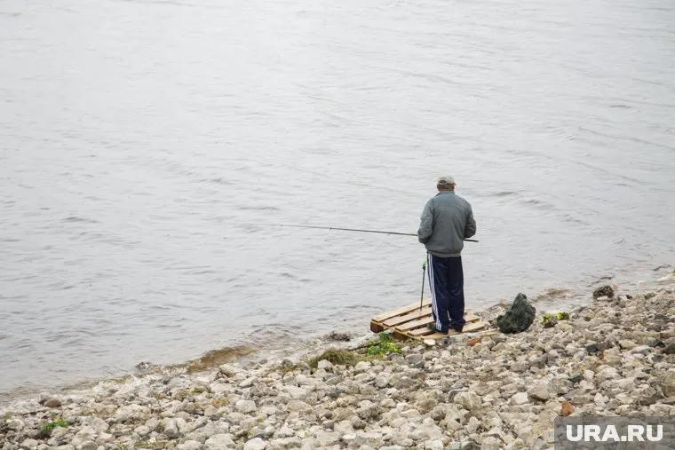 Фидерная рыбалка имеет свои особенности, например, удилище не обязательно удерживать на весу