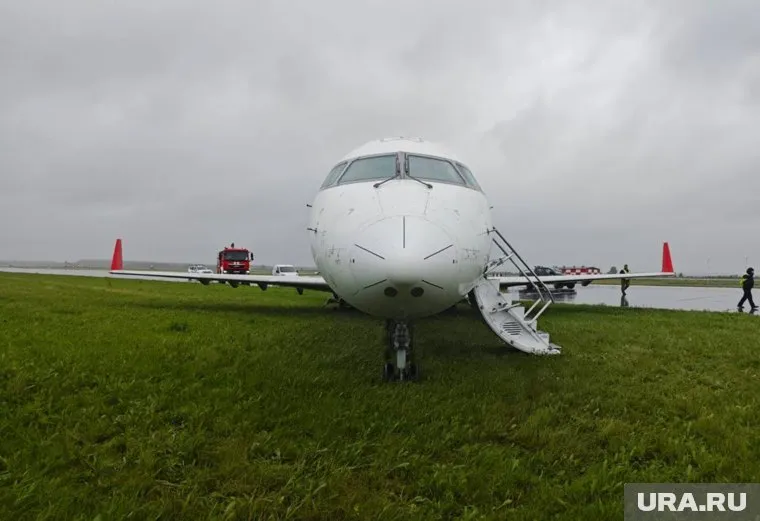 Самолет выкатился за ВПП из-за плохой погоды