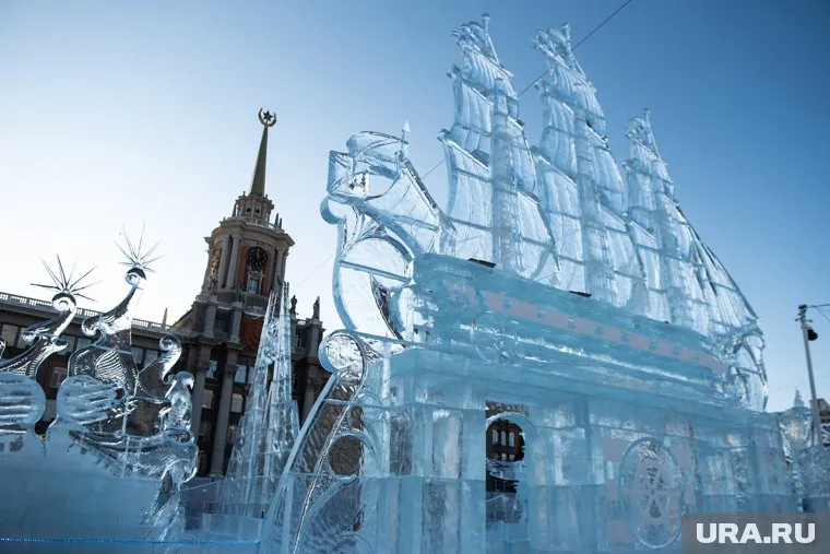 Из-за плюсовых температур в Нижневартовске начал таять ледяной городок