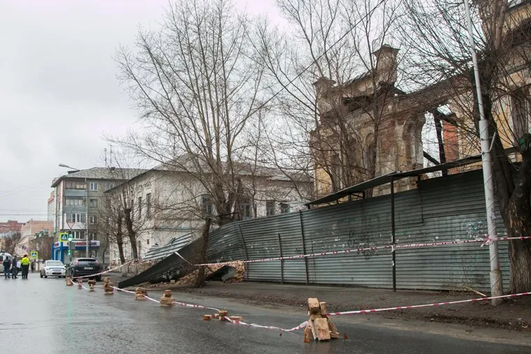 Рухнувшее нежилое здание (памятник архитектуры) по улице Советская 131. Курган, памятник архитектуры, развалины, лента ограждения, рухнувшее здание, улица советская131