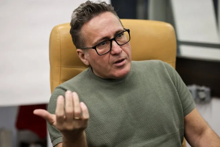 Евгений Минченко во время интервью. Москва