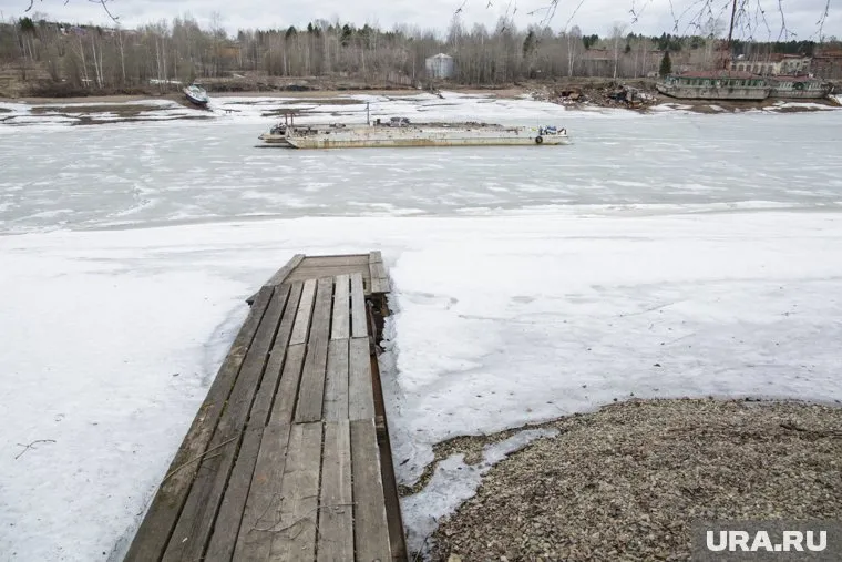 В акватории Гыданской губы в Тазовском районе затопленный теплоход мешает другим судам