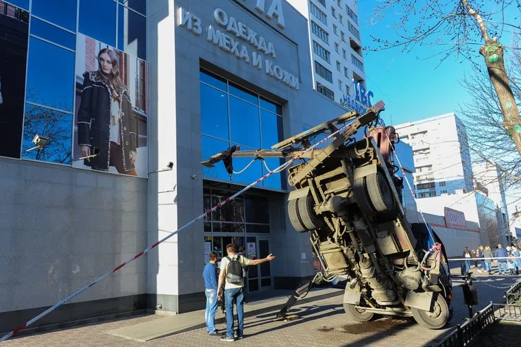 Авария с автовышкой. Челябинск, автовышка, авария