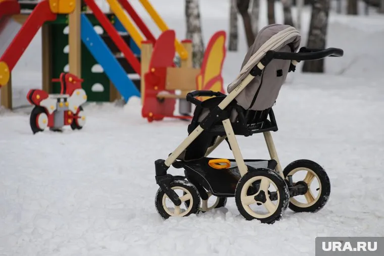 На улице Семена Ремезова в Тобольске детские площадки завалило снегом, который никто не убирает