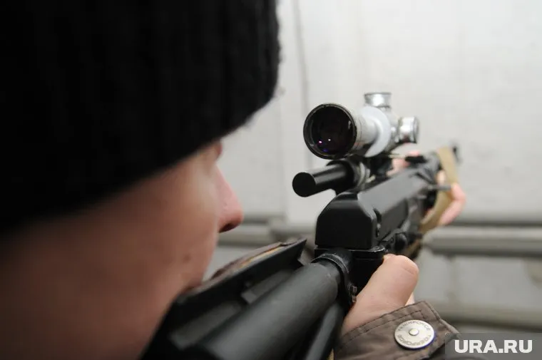 Курганцы сообщили о подозрительном мужчине с винтовкой в руках на улице города (архивное фото)