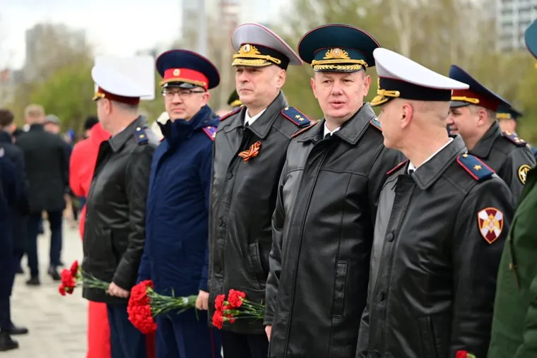 Церемония возложения цветов к монументу «Героям фронта и тыла» в центральном квартале городской эспланады. Пермь