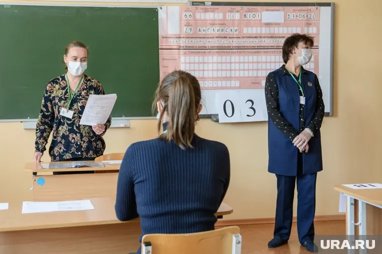 Голосование по поправкам проходило в школах, где сейчас проходит ЕГЭ