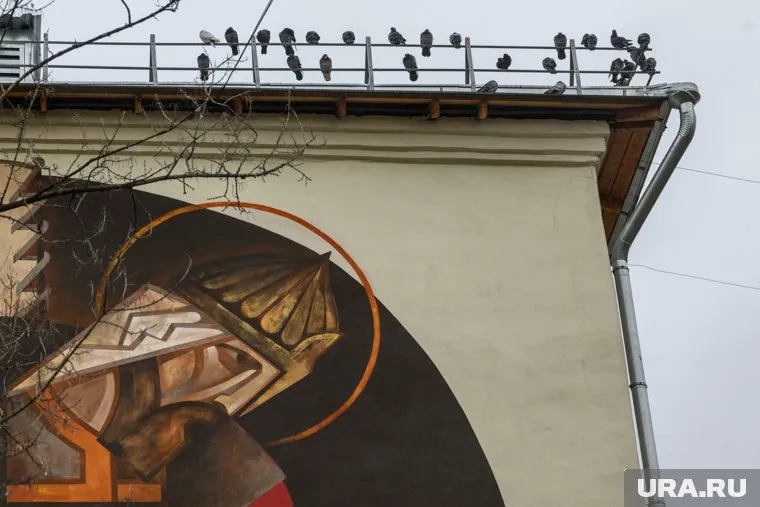 Мурал с изображением коми-пермяцкого богатыря завершен