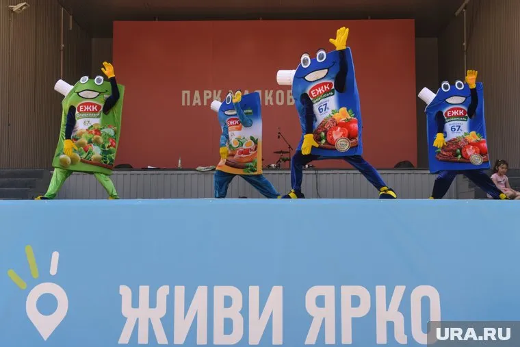 В парке Маяковского танцуют ростовые куклы в костюмах майонеза