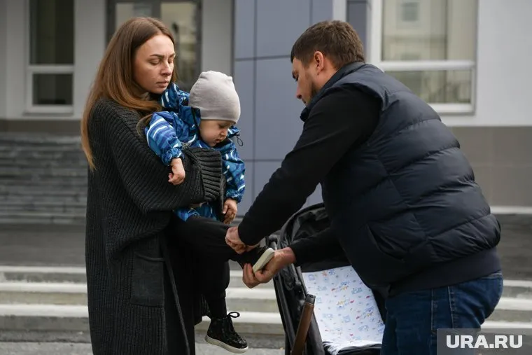 Дмитрий Бахтин вышел на пикет в Москве, пока мама и сын Миша ждут препарата в Екатеринбурге