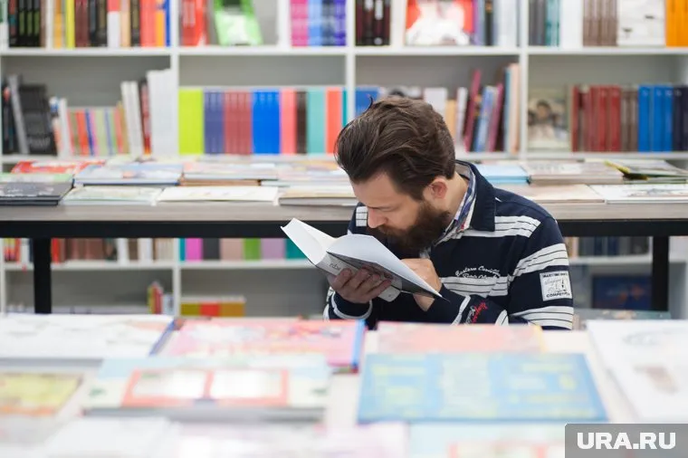 Роман быстро стал знаменитым