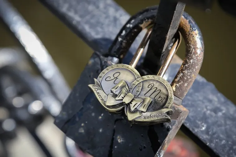 Свадебные замки на решетке пешеходного моста в историческом сквере. Екатеринбург, замки, свадьба, любовь