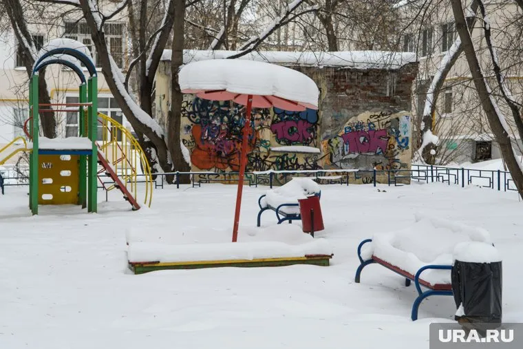Карусели и горки в Харпе завалило снегом