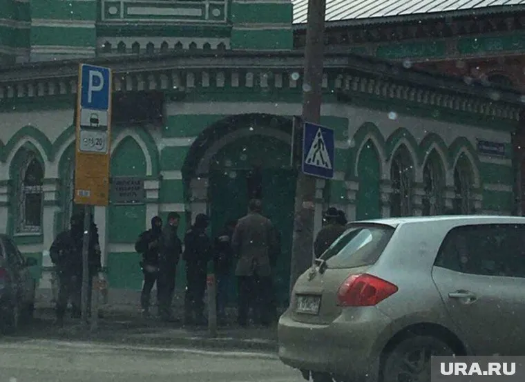 В центре Перми бойцы Росгвардии выводят людей из мечети
