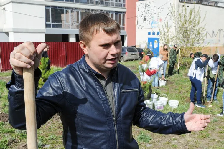 Высадка деревьев в Литературном сквере, возле Челябинской областной публичной библиотеки. Челябинск, безруков виталий