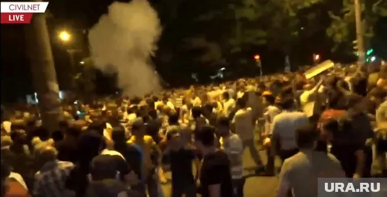 Полиция применила против толпы светошумовые гранаты