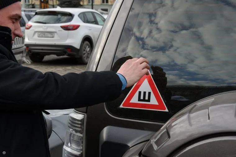 Раздача наклеек со знаком Шипы на Площади 1905 года. Екатеринбург, знак шипы