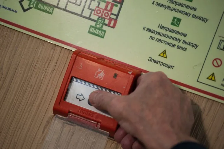 Учебная пожарная эвакуация в школах Екатеринбурга, кнопка, пожарная безопасность, пожарная сигнализация, пожарная тревога, противопожарная защита