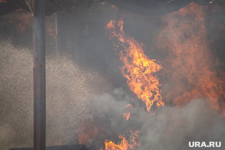 В ХМАО загорелся многоквартирный дом
