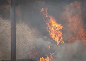 В ХМАО загорелся многоквартирный дом