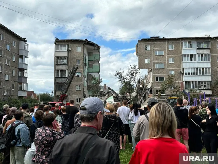 Под завалами находятся люди, слышны их крики