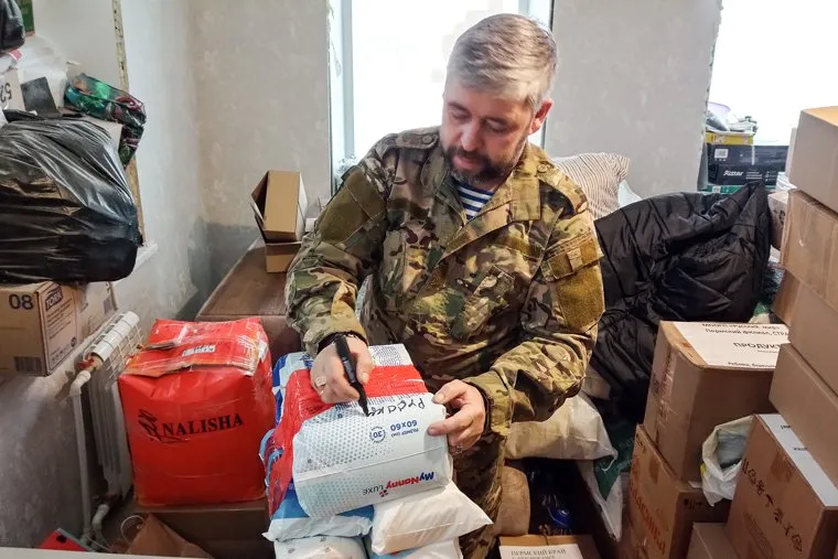 Елена Шкляева (Мамлена) и волонтеры "Русского мира" за погрузкой гуманитарной помощи в зону СВО. Пермь