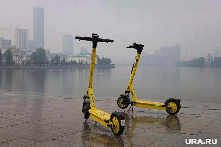 Ездить на самокатах вдвоем не разрешается