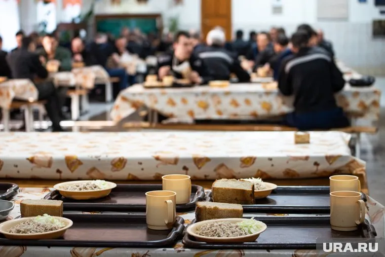 Осужденные могут разнообразить рацион, покупая продукты питания в тюремных магазинах