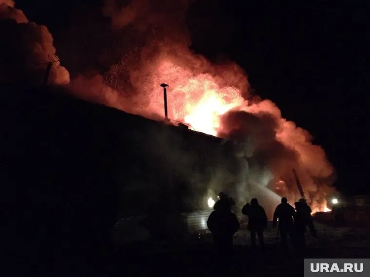 У пожарных возникли проблемы с водой, и деревянное здание охватило огнем