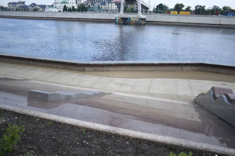 Набережная находилась под водой около месяца