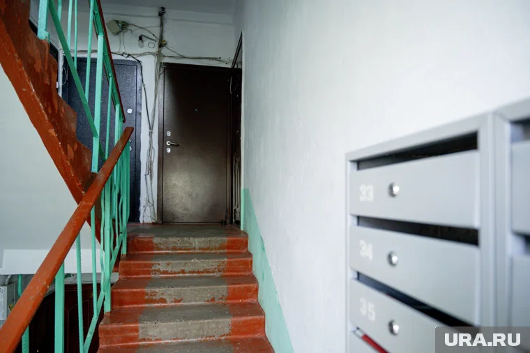 Курганцы обратились в суд, чтобы управкомпания отремонтировала подъезд