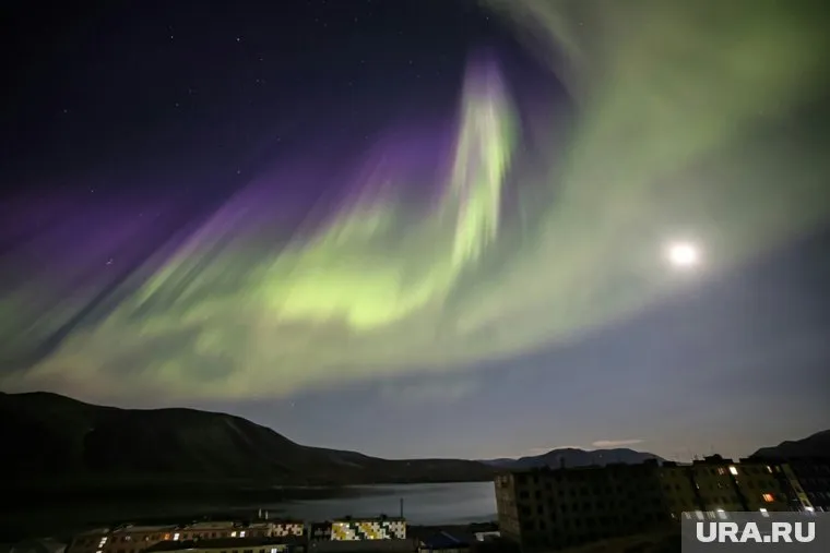 Свечение на небе одновременно видели жители разных регионов России