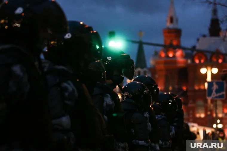 Во время беспорядков погибли восемь силовиков
