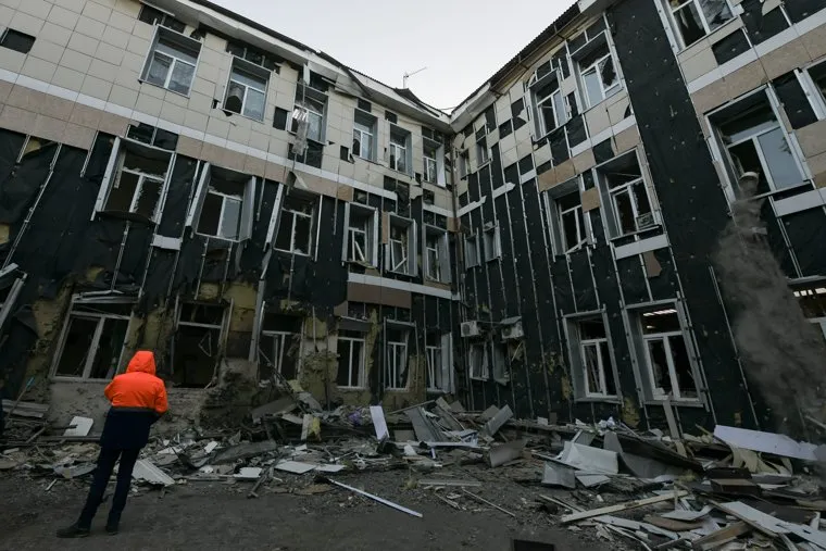 Последствия обстрела 10 корпуса на территории больницы Калинина. Донецк