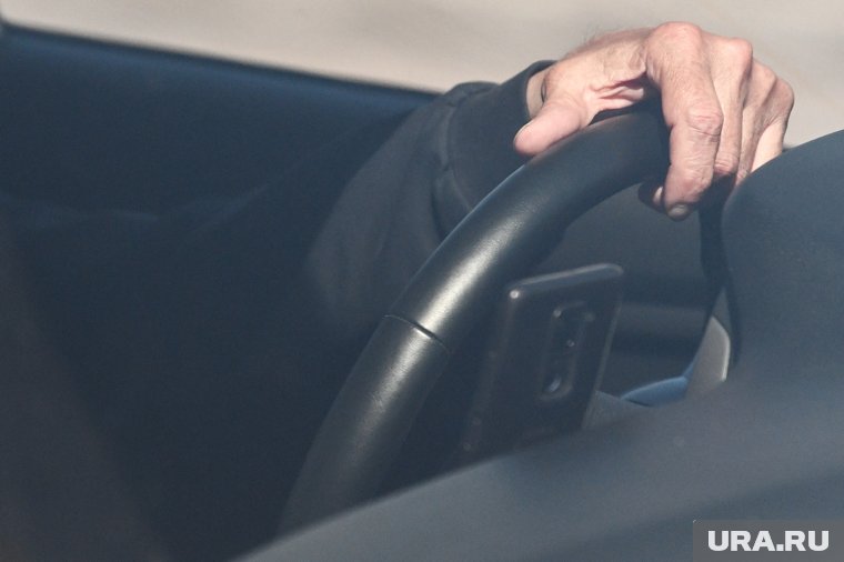 В Перми таксист сломал ногу пассажиру за оторванную ручку автомобиля