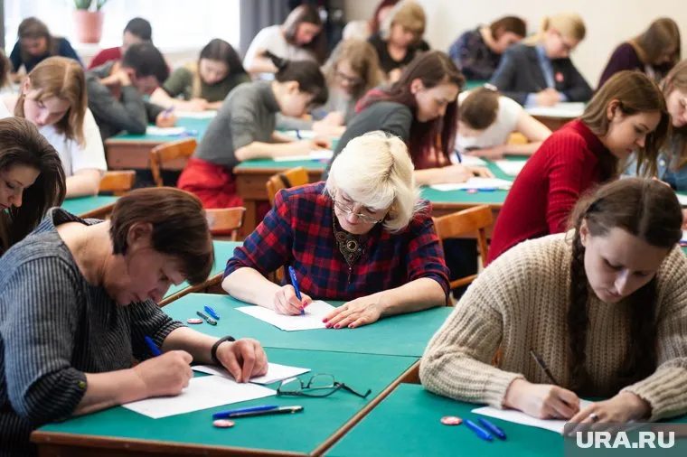 Многим желающим написать диктант не хватало места