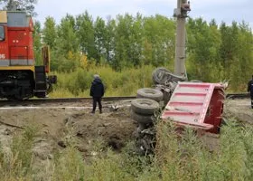 Пассажир из Челябинской области, которому оторвало ногу во время ДТП с поездом — при смерти в больнице ХМАО